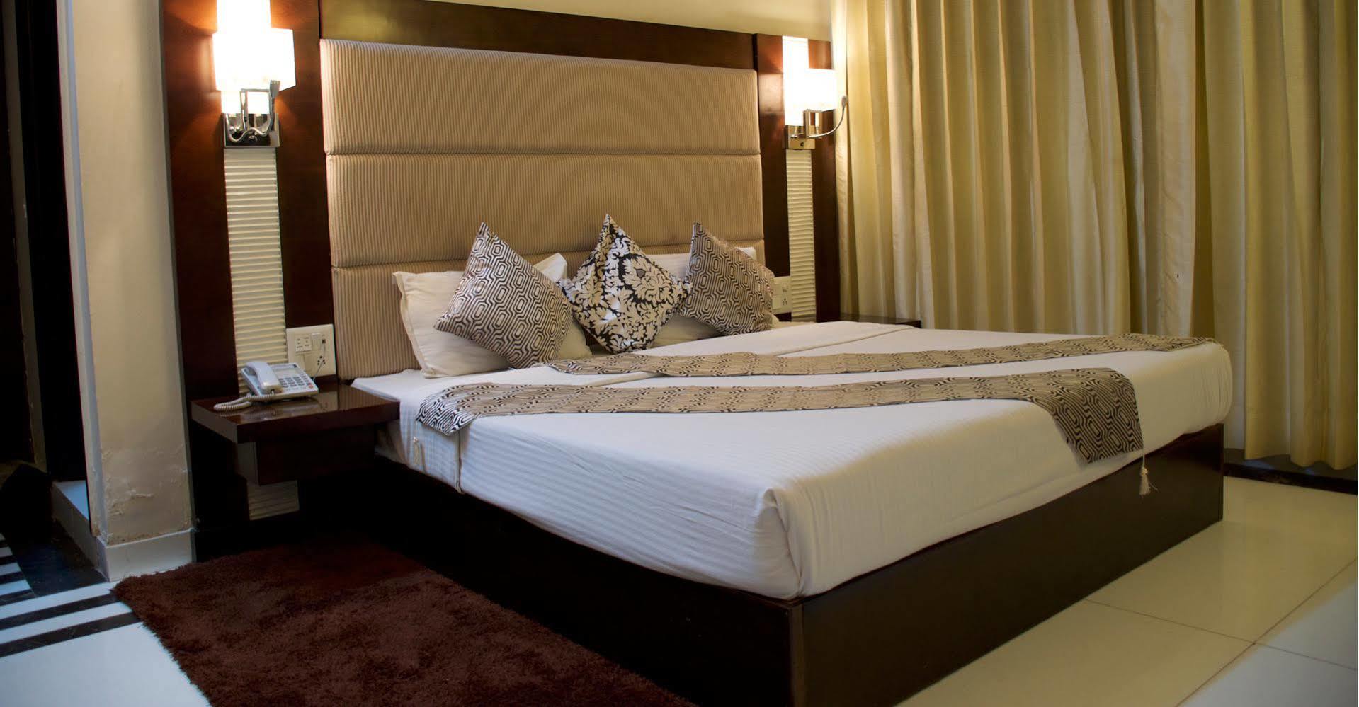 The Grand Hotel Bizzotel คูร์เคาน์ ภายนอก รูปภาพ